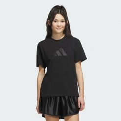 KOSZULKA Z SATYNOWĄ APLIKACJĄ, GRAFIKĄ I LOGO. Czarne t-shirty damskie Adidas, uniwersalny, z aplikacjami, z bawełny, bez kołnierzyka. Za 109.00 zł.