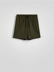 Szorty slim fit - zielony. Zielone szorty męskie Reserved, z tkaniny, bez kołnierzyka. Za 99.99 zł.