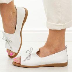 Białe skórzane płaskie sandały damskie Cambell 19388. Białe sandały damskie Cambell, bez wzorów, z jeansu, bez obcasa, na płaskiej podeszwie. Za 219.00 zł.