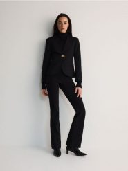 Marynarka z dodatkiem wiskozy - czarny. Czarne marynarki i żakiety damskie Reserved, l, bez wzorów, z tkaniny. W wyprzedaży za 79.99 zł.