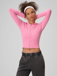 4F Bluza dresowa slim z kapturem damska - różowa M/L. Czerwone bluzy z kapturem damskie 4f, l, bez wzorów, z dresówki. Za 169.99 zł.
