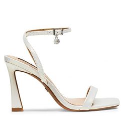 Sandały Nine West. Białe sandały damskie Nine West, bez wzorów, bez obcasa, na słupku. Za 184.99 zł.