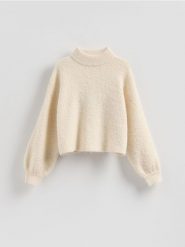 Sweter z bufiastymi rękawami - kremowy. Białe swetry klasyczne damskie Reserved, l, z dzianiny, bez kołnierzyka. Za 129.99 zł.