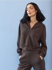 Rozpinana bluza z domieszką wiskozy i kieszeniami - brązowy. Brązowe bluzy bez kaptura damskie Sinsay, l, bez wzorów, z wiskozy, bez ramiączek, bez kaptura. Za 59.99 zł.