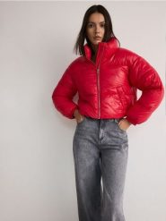 Krótka pikowana kurtka - czerwony. Czerwone kurtki damskie Reserved, l, bez wzorów, z tkaniny, bez kaptura. W wyprzedaży za 119.99 zł.