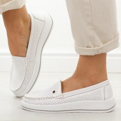 Białe ażurowe skórzane mokasyny damskie S.Barski 5980. Białe mokasyny damskie S.BARSKI, z jeansu. W wyprzedaży za 197.10 zł.