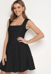 Czarna Rozkloszowana Sukienka Ozdobiona Kwadratowym Dekoltem Halelira. Czarne sukienki damskie Born2be, na co dzień, na wiosnę, l, bez wzorów, z jeansu, eleganckie, bez kołnierzyka, bez ramiączek, mini, rozkloszowane. W wyprzedaży za 127.99 zł.