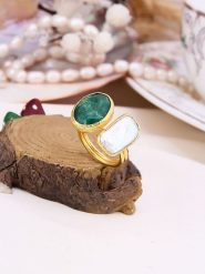 L'Atelier de Gaia Pozłacany pierścionek z perłą i agatem rozmiar: onesize. Białe pierścionki damskie L'Atelier de Gaia, z agatem, pozłacane. Za 39.99 zł.