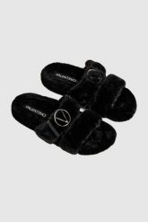 VALENTINO Czarne klapki damskie z syntetycznego futerka. Czarne klapki damskie Valentino by Mario Valentino, bez wzorów, z syntetyku, bez obcasa. W wyprzedaży za 489.99 zł.