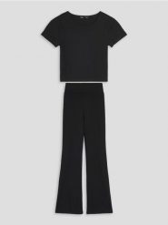 Bawełniany komplet w prążek - koszulka i spodnie flare - czarny. Czarne spodnie materiałowe damskie Sinsay, bez wzorów, z bawełny. Za 29.99 zł.