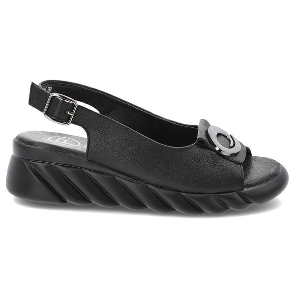 Sandały damskie Filippo, skórzane eleganckie na koturnie z ozdobą ze sprzączką, czarne, DS7011-25-BK. Czarne sandały damskie Filippo, z aplikacjami, ze skóry, bez obcasa, na koturnie. Za 129.00 zł.