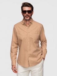 Koszula męska lniana z klasycznym kołnierzykiem i kieszeniami REGULAR FIT – jasnobrązowa V7. Brązowe koszule męskie Ombre Clothing, na lato, l, z aplikacjami, z bawełny, bez kołnierzyka, bez ramiączek. W wyprzedaży za 160.99 zł.