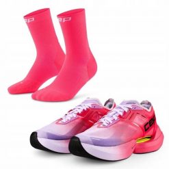 Zestaw biegacza: damskie buty sportowe i skarpety biegowe. Czerwone obuwie do biegania damskie CEP, do biegania. Za 907.20 zł.