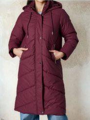 Pikowany płaszcz z kapturem - czerwony. Czerwone płaszcze damskie Sinsay, l, bez wzorów. Za 139.99 zł.