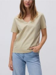 T-shirt regular z dekotem V - oliwkowy. Zielone t-shirty damskie Reserved, l, bez wzorów, z bawełny, bez kołnierzyka. Za 35.99 zł.