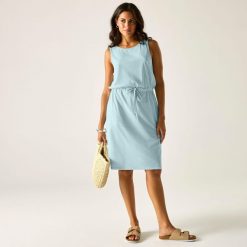 Sukienka damska Regatta Amorie. Niebieskie sukienki damskie Regatta, na co dzień, bez wzorów, eleganckie, bez kołnierzyka, bez ramiączek, sportowe. Za 99.99 zł.