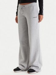 Guess Jeans Spodnie dresowe W6RB52 K68I4 Szary Regular Fit. Szare jeansy damskie Guess Jeans. Za 299.99 zł.