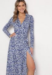 Niebiesko-Biała Maxi Sukienka Taliowana Kopertowa z Materiałowym Paskiem Ailrin. Niebieskie sukienki damskie Born2be, l, bez wzorów, z materiału, eleganckie, bez kołnierzyka, bez ramiączek, maxi, kopertowe. Za 159.99 zł.