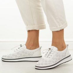 Białe ażurowane skórzane półbuty damskie Jezzi 18-24. Białe półbuty damskie Jezzi, bez wzorów, z jeansu, klasyczne, z okrągłym noskiem, bez obcasa, na płaskiej podeszwie. Za 239.00 zł.