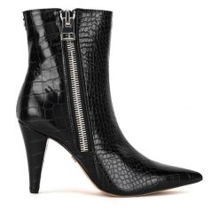 Botki Nine West. Czarne botki damskie Nine West, bez obcasa, na słupku, bez zapięcia. Za 299.99 zł.