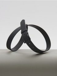 Pasek - czarny. Czarne paski męskie Sinsay, bez wzorów, ze skóry. Za 19.99 zł.