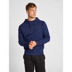 Bluza z kapturem Hummel Red Heavy. Niebieskie bluzy sportowe męskie HUMMEL, bez wzorów, z bawełny, sportowe, bez kołnierzyka, bez ramiączek. Za 99.00 zł.