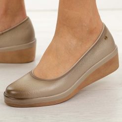 Beżowe skórzane półbuty damskie Vinceza 39987. Brązowe półbuty damskie VINCEZA, bez wzorów, z jeansu, eleganckie, z okrągłym noskiem, bez obcasa, na koturnie. Za 219.00 zł.