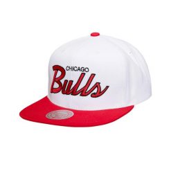 Czapka typu snapback Mitchell & Ness Heritage Script Chicago Bulls. Białe czapki męskie Mitchell & Ness, bez wzorów, eleganckie. Za 194.00 zł.