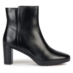 Botki Geox. Czarne botki damskie Geox, bez obcasa, na słupku, bez zapięcia. Za 619.99 zł.