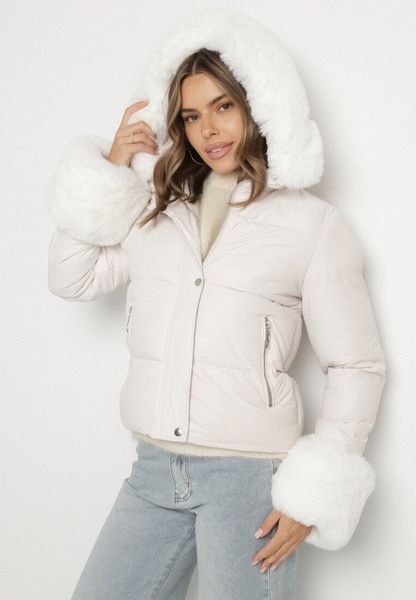 Biała Pikowana Kurtka z Kapturem Zdobiona Futerkiem Olenesa. Białe kurtki damskie Born2be, l, z aplikacjami, z dzianiny, z kapturem. Za 169.99 zł.