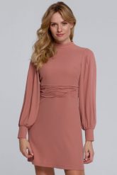 Elegancka sukienka z bufiastymi rękawami pudrowa trapezowa mini. Sukienki damskie Sukienki.shop, s, bez wzorów, eleganckie, bez kołnierzyka, bez ramiączek, mini, trapezowe. Za 349.00 zł.