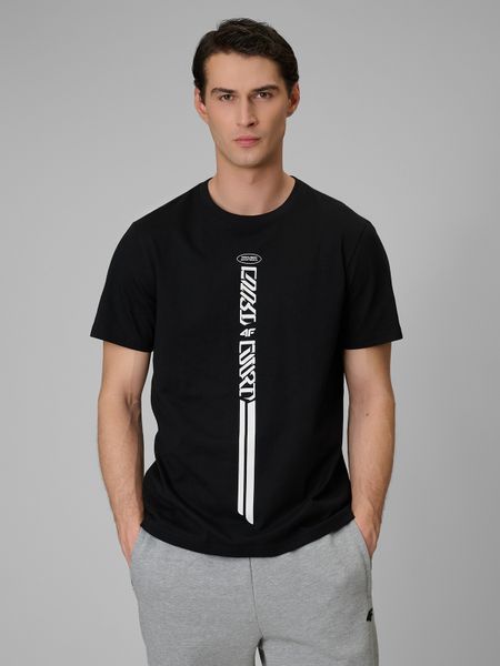 Чоловічий T-shirt regular з принтом - чорний. T-shirty męskie 4f, xxl, bez wzorów, bez kołnierzyka. Za 799.90 zł.