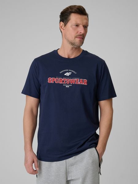 4F T-shirt regular z nadrukiem męski - granatowy M. Niebieskie t-shirty męskie 4f, m, bez wzorów, z bawełny, bez kołnierzyka. Za 69.99 zł.