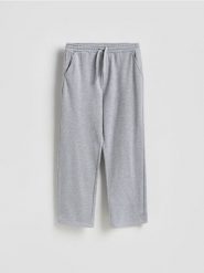 Spodnie loose straight - jasnoszary. Szare spodnie materiałowe męskie Reserved, bez wzorów, z bawełny. Za 129.99 zł.