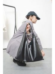 Christian Laurier Skórzana torebka "Azza" w kolorze czarnym - 42 x 43 x 14 cm rozmiar: onesize. Czarne torebki klasyczne damskie Christian Laurier, bez wzorów, z materiału, bez dodatków. Za 347.99 zł.