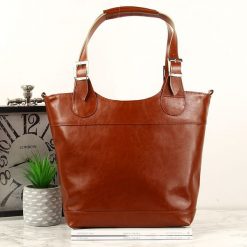 Torebka skórzana damska DAN-A T195B camel. Brązowe torebki klasyczne damskie DAN-A, bez wzorów, ze skóry, bez dodatków. Za 399.99 zł.