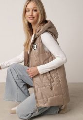 Brązowa Pikowana Kamizelka o Długim Kroju z Nieodpinanym Kapturem i Aplikacją Koretes. Brązowe kamizelki damskie Born2be, l, z poliesteru, długie. Za 139.99 zł.