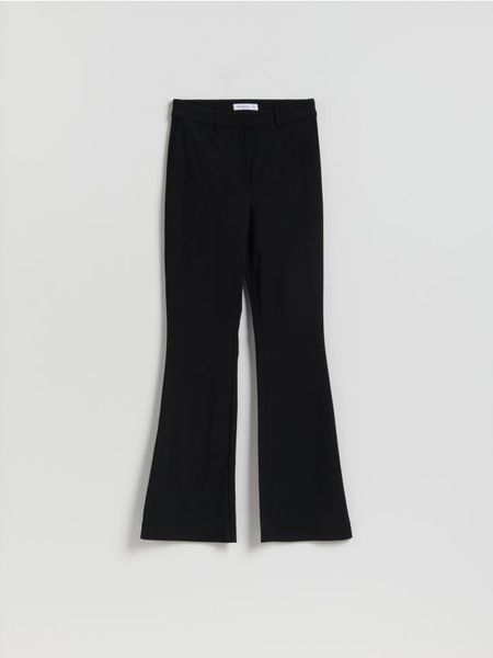 Spodnie flare z wiskozą - czarny. Czarne spodnie materiałowe damskie Reserved, bez wzorów, z tkaniny. Za 99.99 zł.