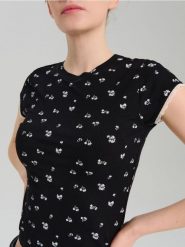 Wiskozowa prążkowana koszulka z nadrukiem allover - Inny. T-shirty damskie Sinsay, l, bez wzorów, prążkowane, bez kołnierzyka. Za 19.99 zł.