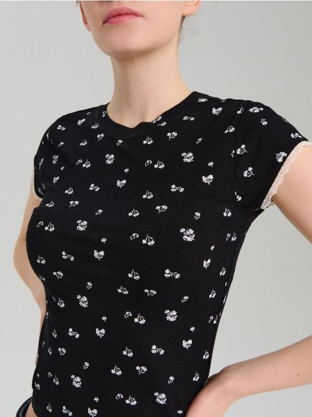 Wiskozowa prążkowana koszulka z nadrukiem allover - Inny. T-shirty damskie Sinsay, l, bez wzorów, prążkowane, bez kołnierzyka. Za 19.99 zł.