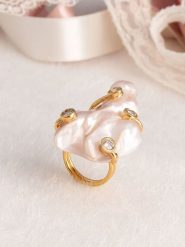 Pierres delicates Pozłacany pierścionek z masą perłową i cyrkoniami rozmiar: onesize. Białe pierścionki damskie Pierres delicates, z cyrkonią, pozłacane. Za 43.99 zł.