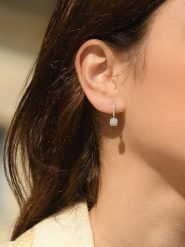 ATELIER DU DIAMANT Złote kolczyki "Quadra" z diamentami rozmiar: onesize. Szare kolczyki damskie ATELIER DU DIAMANT, z diamentem, złote. Za 2,131.99 zł.