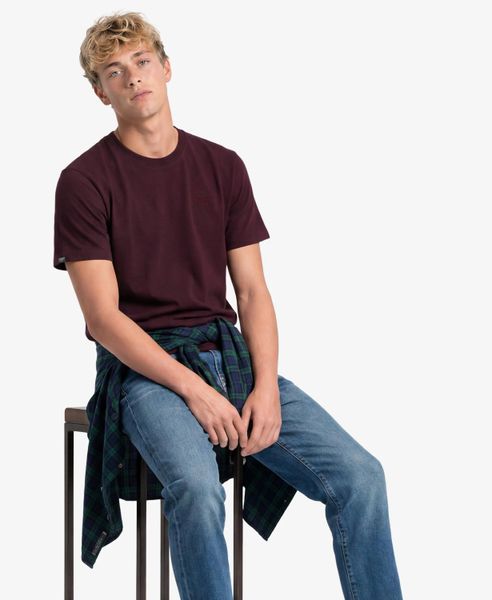 Superdry T‑shirt Essential Serif Logo haftowane z bawełny organicznej. Czerwone t-shirty damskie Superdry., m, bez wzorów, z bawełny, bez kołnierzyka. Za 144.85 zł.