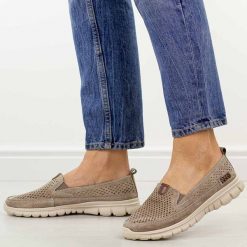 Dk. Beżowe ażurowe skórzane półbuty damskie Jezzi 9802. Brązowe półbuty damskie Jezzi, w ażurowe wzory, z jeansu, eleganckie, bez obcasa, na płaskiej podeszwie. Za 189.00 zł.