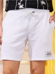 Szorty wiązane w talii z ozdobnym napisem - biały. Białe szorty męskie Sinsay, bez kołnierzyka. Za 29.99 zł.