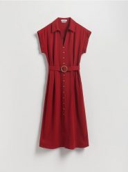 Sukienka z paskiem - czerwony. Czerwone sukienki damskie Reserved, l, bez wzorów, z tkaniny, bez kołnierzyka, bez ramiączek, rozkloszowane. Za 149.99 zł.