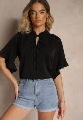 Czarna Bluzka z Falbanami i Wiązaniem Fadeassa. Czarne bluzki damskie Renee, bez wzorów, bez kołnierzyka, bez ramiączek. Za 44.99 zł.