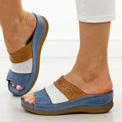 Niebieskie skórzane klapki damskie na koturnie T.Sokolski 172. Niebieskie klapki damskie Sokolski, bez wzorów, z jeansu, bez obcasa, na koturnie. Za 199.00 zł.