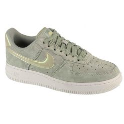 Buty sportowe Sneakersy damskie, W Air Force 1 07 SE. Zielone buty sportowe na co dzień damskie Nike, bez wzorów, trekkingowe. Za 499.99 zł.