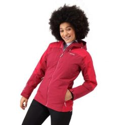 Kurtka turystyczna zimowa damska Highton ze stretchem. Czerwone kurtki damskie Regatta, na zimę, bez wzorów, bez kaptura. Za 294.55 zł.